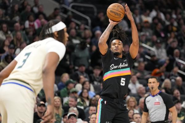Stephon Castle posts triple-double, Spurs cruise past Bucks