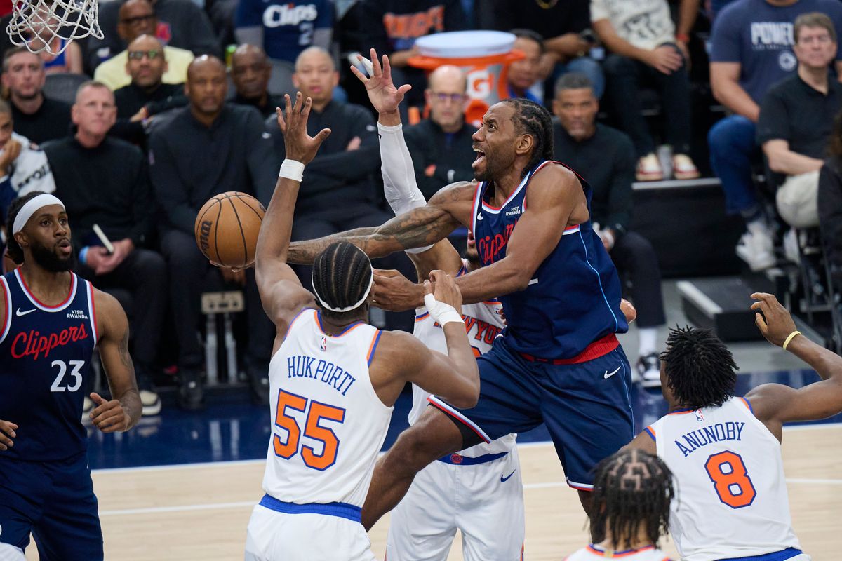 The Los Angeles Clippers forward Kawhi Leonard (2) drives to the basket during an NBA game against The New York Knicks, March 9th, 2026 in Inglewood, California.