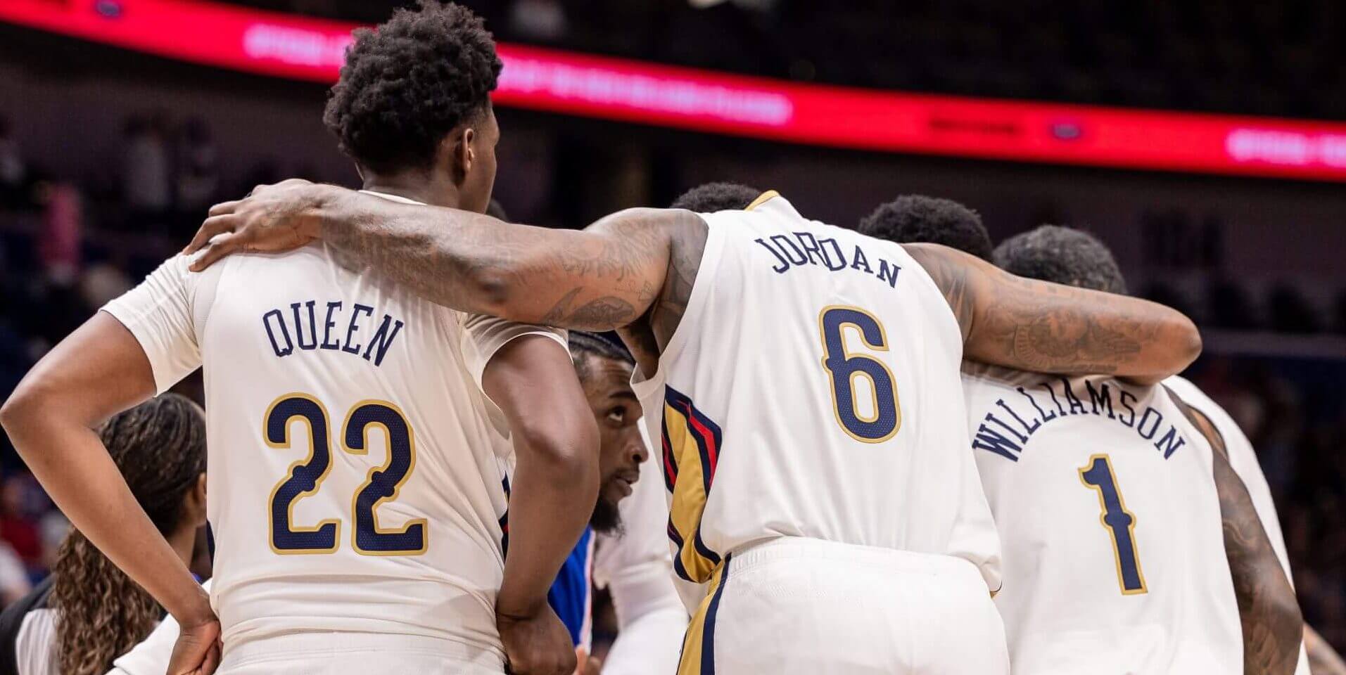 Derik Queen, DeAndre Jordan and Zion Williamson huddle