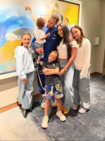 Ryan Curry, Caius Curry, Steph Curry, Canon Curry, Ayesha Curry and Riley CurryCredit: Ayesha Curry/Instagram