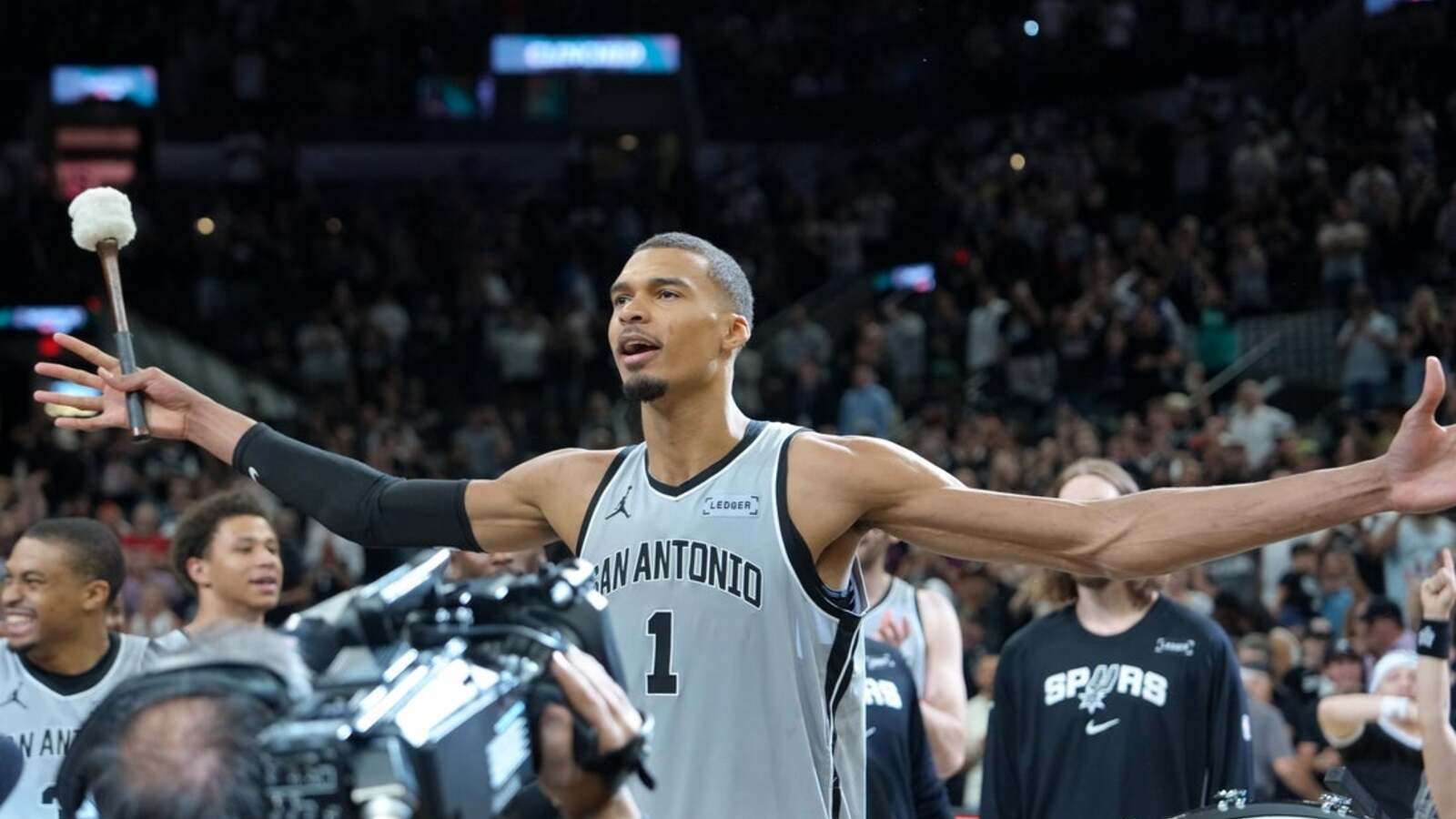 Spurs look to extend winning streak while hosting hapless Pacers