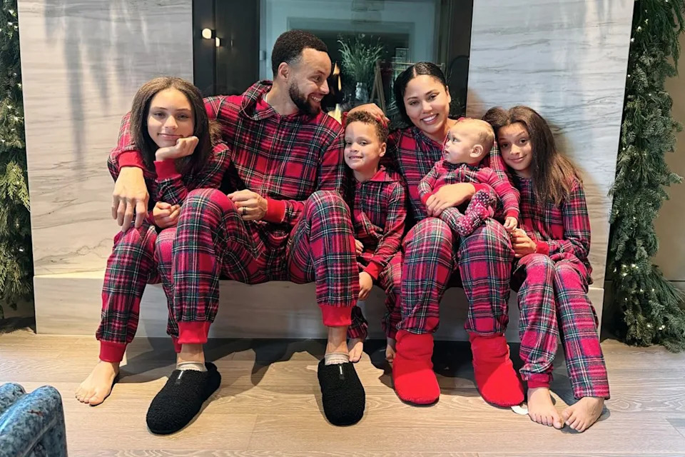 Steph and Ayesha Curry's family on Christmas in 2024Credit: Stephen Curry/Instagram
