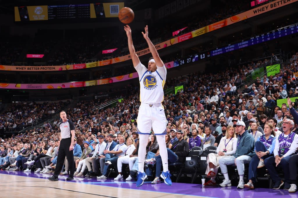 Seth Curry of the Golden State Warriors three point basket against the Utah Jazz on March 9, 2026 at Delta Center in Salt Lake City, Utah. NBAE via Getty Images