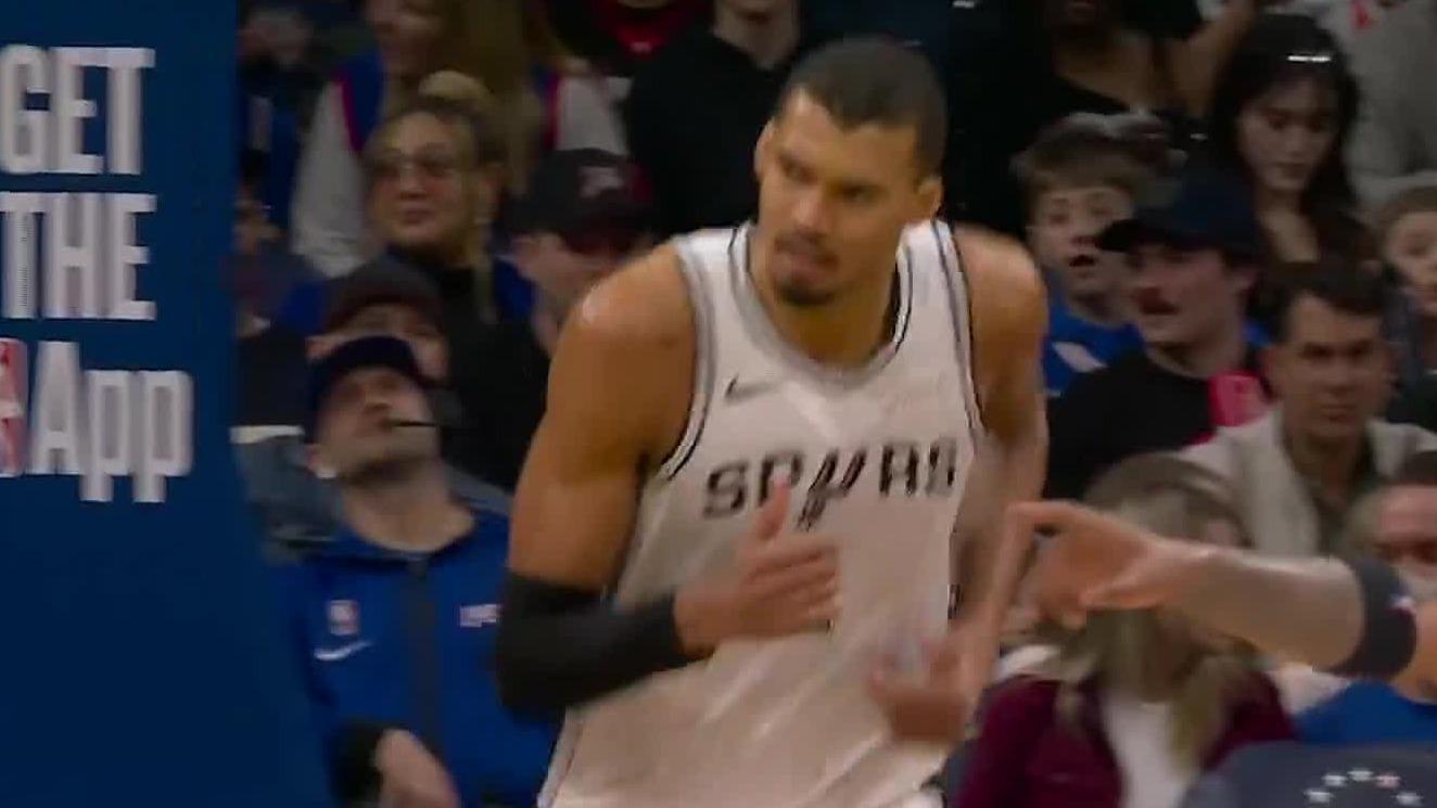 Harper scores 22, Spurs rebound from 1st loss in 12 games to romp past 76ers 131-91