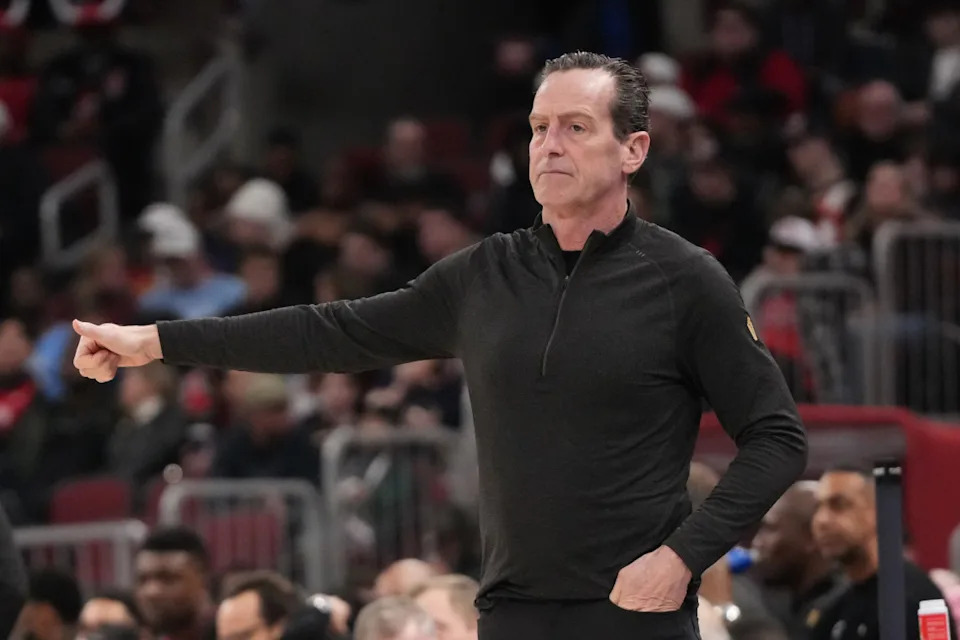 Cleveland Cavaliers Head Coach Kenny Atkinson gestures to his team against the Chicago Bulls during the second half at United Center.<br> © David Banks-Imagn Images