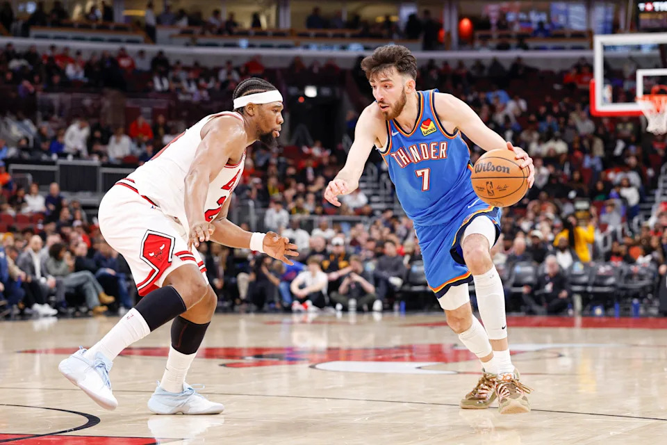 Mar 3, 2026; Chicago, Illinois, USA; Oklahoma City Thunder center Chet Holmgren (7) drives to the basket against Chicago Bulls forward Guerschon Yabusele (28) during the second half at United Center. Mandatory Credit: Kamil Krzaczynski-Imagn Images