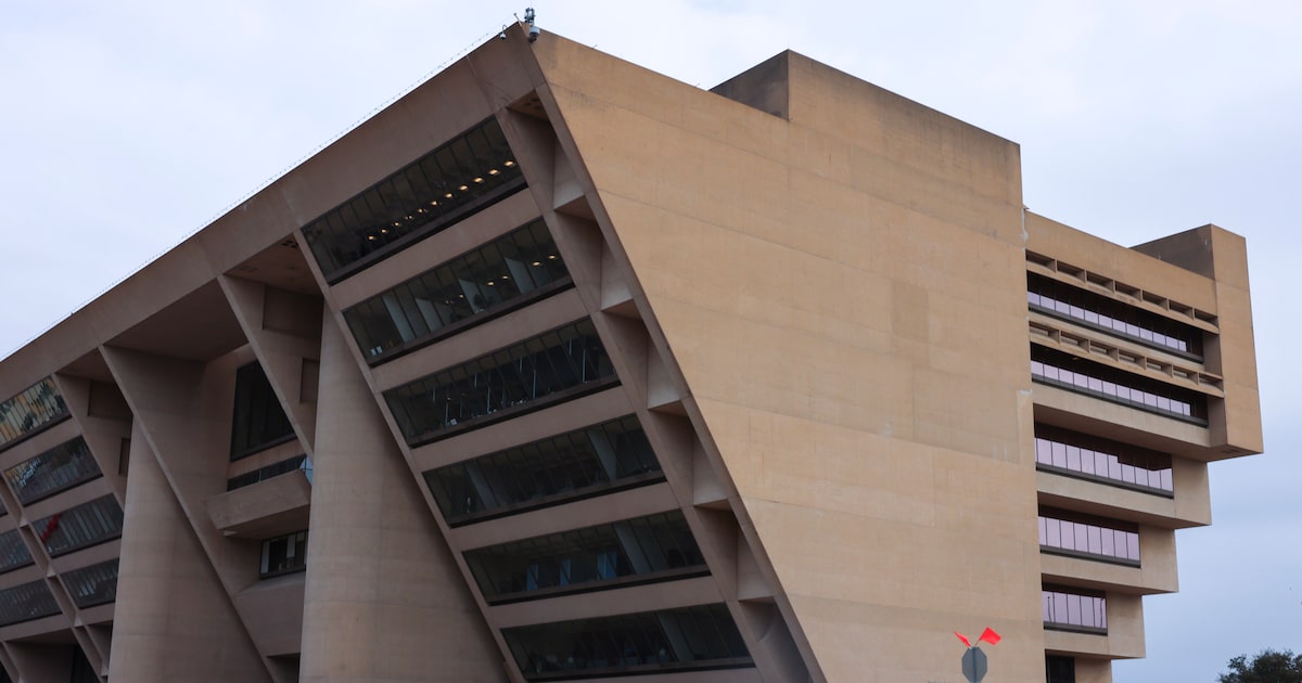 Dallas City Hall debate is muddy but opens path to keeping Mavs
