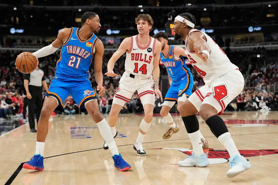 CHICAGO, ILLINOIS - MARCH 03: Aaron Wiggins #21 of the Oklahoma City Thunder dribbles the ball against Matas Buzelis #14 and Guerschon Yabusele #28 of the Chicago Bulls during the first quarter at the United Center on March 03, 2026 in Chicago, Illinois. NOTE TO USER: User expressly acknowledges and agrees that, by downloading and or using this photograph, User is consenting to the terms and conditions of the Getty Images License Agreement. (Photo by Patrick McDermott/Getty Images)