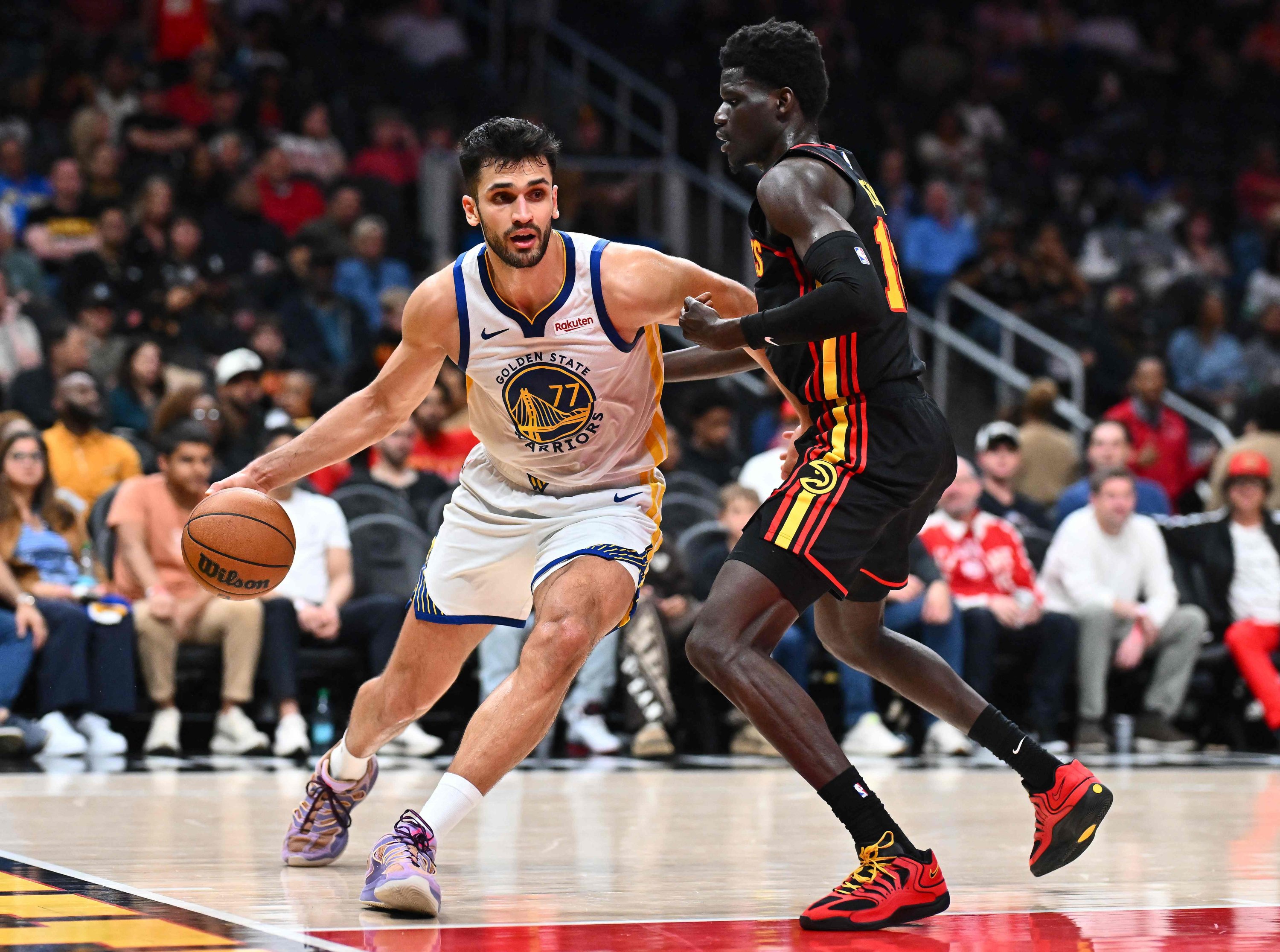 Golden State Warriors' Ömer Yurtseven (L) drives to the basket against Atlanta Hawks' Mouhamed Gueye during the fourth quarter at State Farm Arena in Atlanta, Georgia, U.S., Mar. 21, 2026. (AFP Photo)