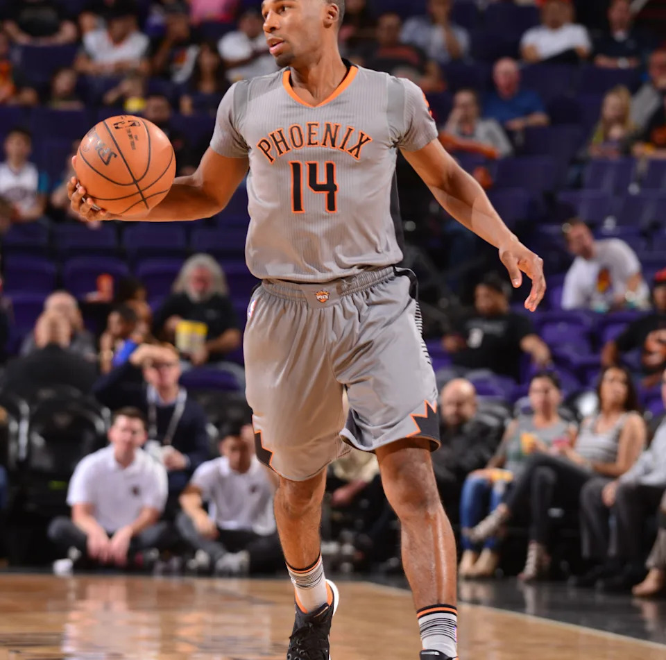 PHOENIX, AZ – FEBRUARY 25: Ronnie Price #14 of the Phoenix Suns drives up the court against the Brooklyn Nets during the game on February 25, 2016 at Talking Stick Resort Arena in Phoenix, Arizona. NOTE TO USER: User expressly acknowledges and agrees that, by downloading and or using this Photograph, user is consenting to the terms and conditions of the Getty Images License Agreement. Mandatory Copyright Notice: Copyright 2016 NBAE (Photo by Barry Gossage/NBAE via Getty Images) | NBAE via Getty Images