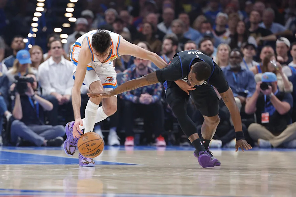 Mar 30, 2026; Oklahoma City, Oklahoma, USA; Oklahoma City Thunder center Chet Holmgren (7) and Detroit Pistons guard Javonte Green (31) reach for a loose ball during the first quarter at Paycom Center. Mandatory Credit: Alonzo Adams-Imagn Images