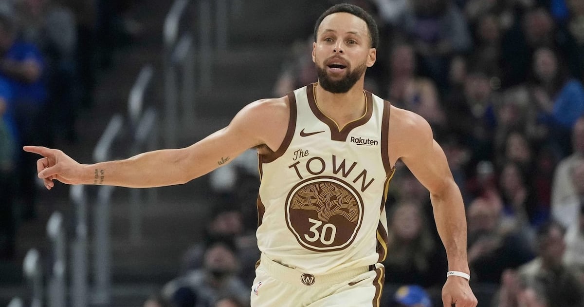 Golden State Warriors' Stephen Curry, still rehabbing knee, out 'little longer'