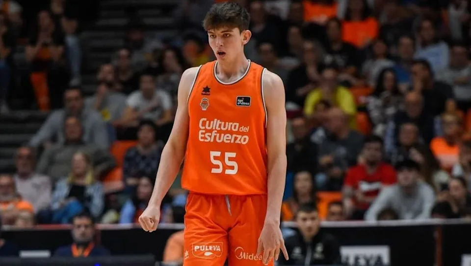 Sergio de Larrea of Valencia Basket