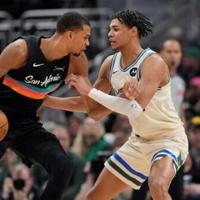 NBA Spurs stretch win streak to eight in rout of Bucks | National News