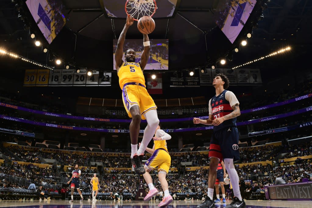 Deandre Ayton dunks. NBAE via Getty Images
