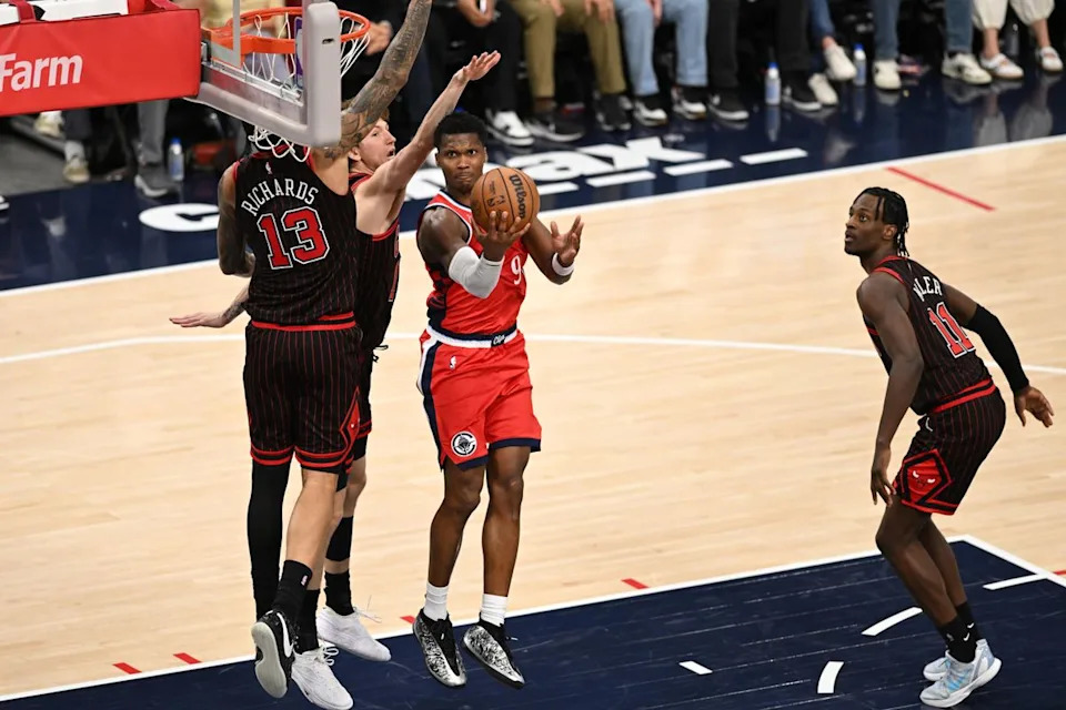 Los Angeles Clippers guard Bennedict Mathurin (9) attempts a layup during a game between the Los Angeles Clippers and the Chicago Bulls on Friday, March 13, 2026 at Intuit Dome in Inglewood Calif