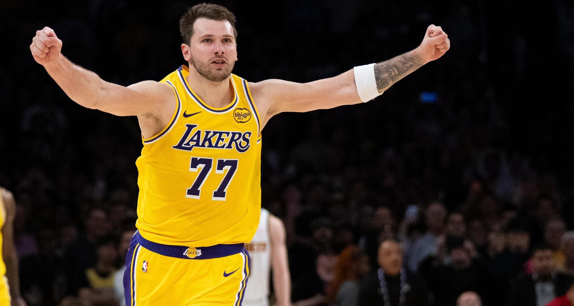 Luka Doncic hits game-winner with 0.5 seconds remaining in overtime as Lakers beat Nuggets 127-125
