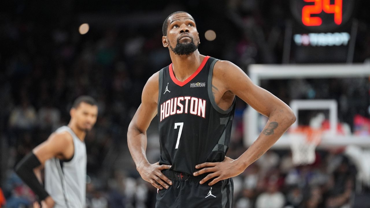 Feb 19, 2026; Charlotte, North Carolina, USA; Houston Rockets forward Kevin Durant (7) talks with head coach Ime Udoka during the second quarter against the Charlotte Hornets at Spectrum Center