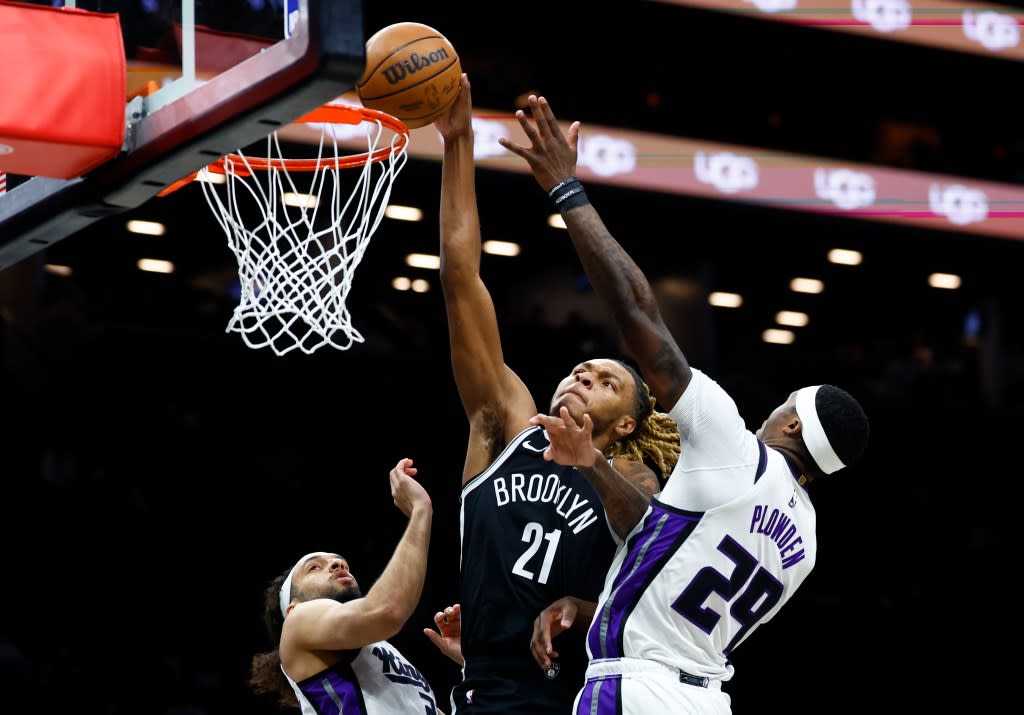 Nets forward Noah Clowney (21) goes to the basket against Sacramento Kings guards Devin Carter (22) and Daeqwon Plowden (29) during the first half at the Barclays Center. Sunday, March 29, 2026 Noah K. Murray- for NY Post