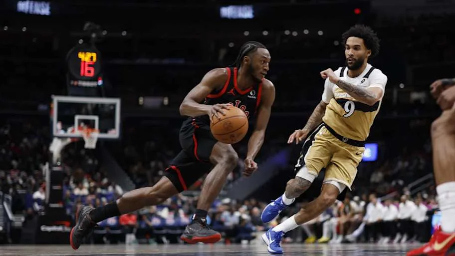 Toronto Raptors guard Immanuel Quickley drives to the basket as Washington Wizards forward Justin Champagnie defends