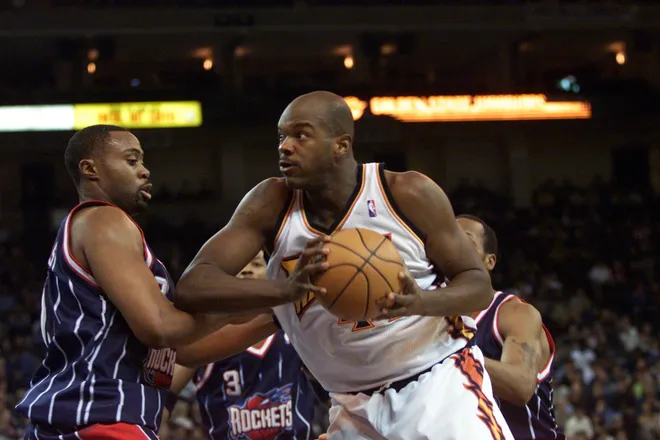 18 Jan 2001: Kenny Thomas #21 of the Houston Rockets tries to stop Mark Jackson #44 of the Golden State Warriors at the Arena in Oakland, California. DIGITAL IMAGE Mandatory Credit: Tom Hauck/ALLSPORT NOTE TO USER: It is expressly understood that the only rights Allsport are offering to license in this Photograph are one-time, nonexclusive editorial rights. No advertising or commercial uses of any kind may be made of Allsport photos. User acknowledges that it is aware that Allsport is an editorialsports agency and that NO RELEASES OF ANY TYPE ARE OBTAINED from the subjects contained in the photographs.
