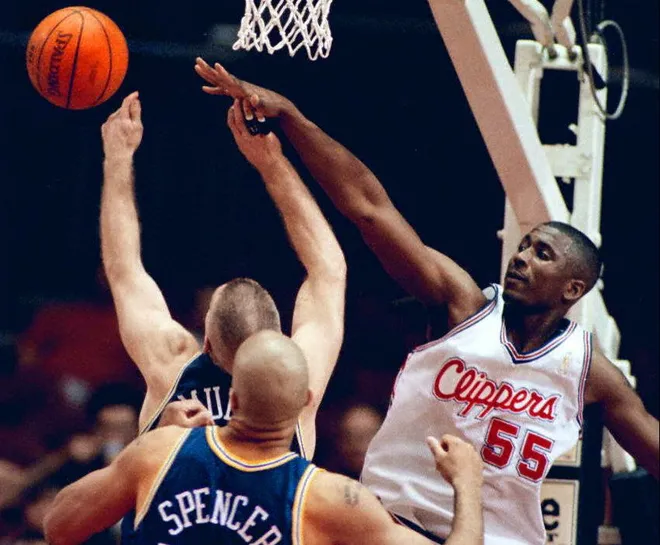 LOS ANGELES, UNITED STATES: Lorenzen Wright of the Los Angeles Clippers (R) blocks a shot by Chris Mullin of the Golden State Warriors as teammate Felton Spencer watches during their 10 March game in Los Angeles, Ca. Mullin was ejected late in the game as the Clippers rallied to win, 112-106. (Photo credit should read Vince Bucci/AFP via Getty Images)