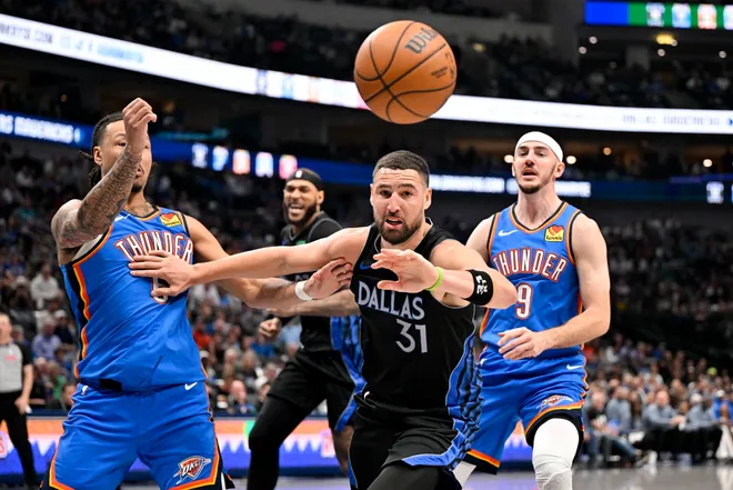 Mar 1, 2026; Dallas, Texas, USA; Oklahoma City Thunder forward Jaylin Williams (6) and Dallas Mavericks guard Klay Thompson (31) battle for the loose ball during the second quarter at the American Airlines Center. Mandatory Credit: Jerome Miron-Imagn Images