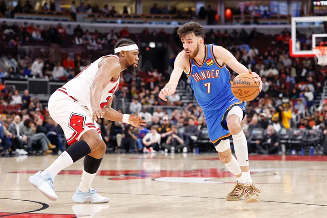 Mar 3, 2026; Chicago, Illinois, USA; Oklahoma City Thunder center Chet Holmgren (7) drives to the basket against Chicago Bulls forward Guerschon Yabusele (28) during the second half at United Center. Mandatory Credit: Kamil Krzaczynski-Imagn Images