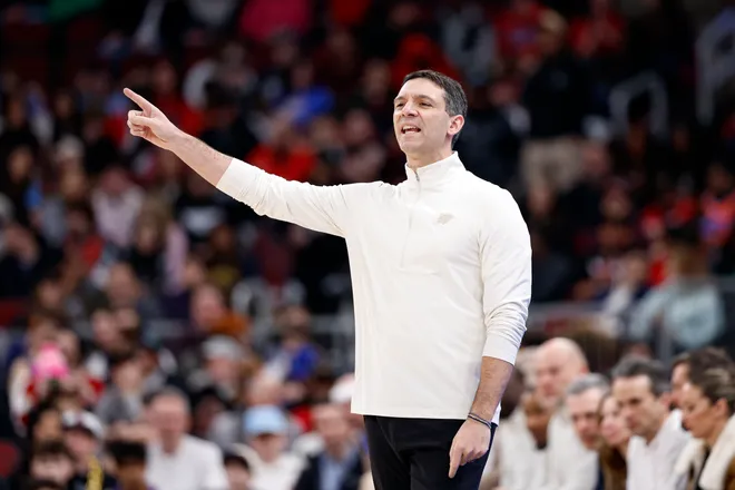 Mar 3, 2026; Chicago, Illinois, USA; Oklahoma City Thunder head coach Mark Daigneault directs his team against the Chicago Bulls during the first half at United Center. Mandatory Credit: Kamil Krzaczynski-Imagn Images
