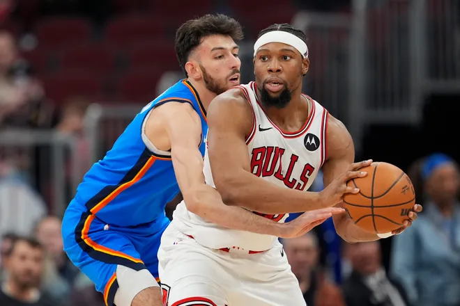 CHICAGO, ILLINOIS - MARCH 03: Chet Holmgren #7 of the Oklahoma City Thunder defends Guerschon Yabusele #28 of the Chicago Bulls during the first quarter at the United Center on March 03, 2026 in Chicago, Illinois. NOTE TO USER: User expressly acknowledges and agrees that, by downloading and or using this photograph, User is consenting to the terms and conditions of the Getty Images License Agreement. (Photo by Patrick McDermott/Getty Images)