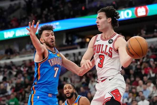 CHICAGO, ILLINOIS - MARCH 03: Josh Giddey #3 of the Chicago Bulls passes the ball against Chet Holmgren #7 of the Oklahoma City Thunder during the third quarter at the United Center on March 03, 2026 in Chicago, Illinois. NOTE TO USER: User expressly acknowledges and agrees that, by downloading and or using this photograph, User is consenting to the terms and conditions of the Getty Images License Agreement. (Photo by Patrick McDermott/Getty Images)