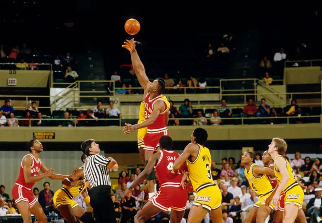 Maryland Terrapins forward Len Bias in action against the Iowa Hawkeyes.
