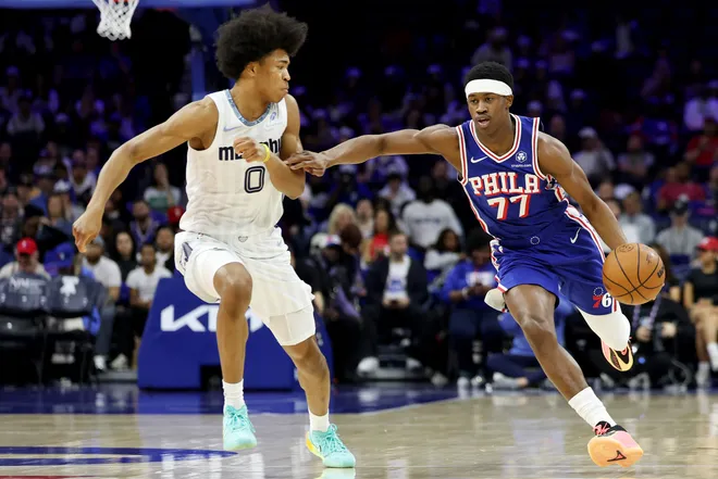 PHILADELPHIA, PENNSYLVANIA - MARCH 10: Vj Edgecombe #77 of the Philadelphia 76ers drives against Jaylen Wells #0 of the Memphis Grizzlies during the first half at Xfinity Mobile Arena on March 10, 2026 in Philadelphia, Pennsylvania. NOTE TO USER: User expressly acknowledges and agrees that, by downloading and or using this photograph, User is consenting to the terms and conditions of the Getty Images License Agreement. (Photo by Emilee Chinn/Getty Images)