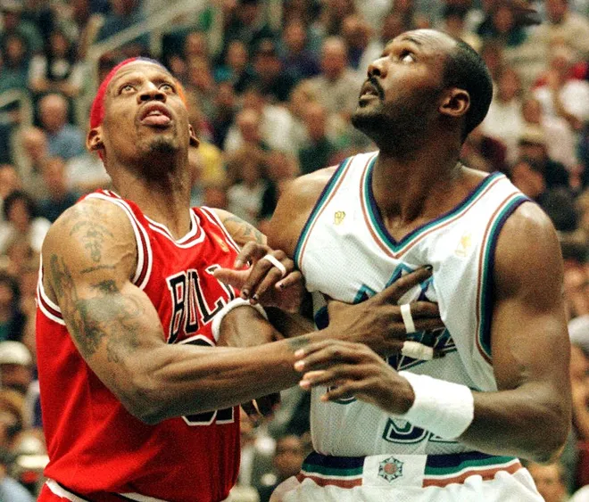 Karl Malone (R) of the Utah Jazz and Dennis Rodman (L) of the Chicago Bulls position for a rebound 08 June during game four of the 1997 NBA Finals.