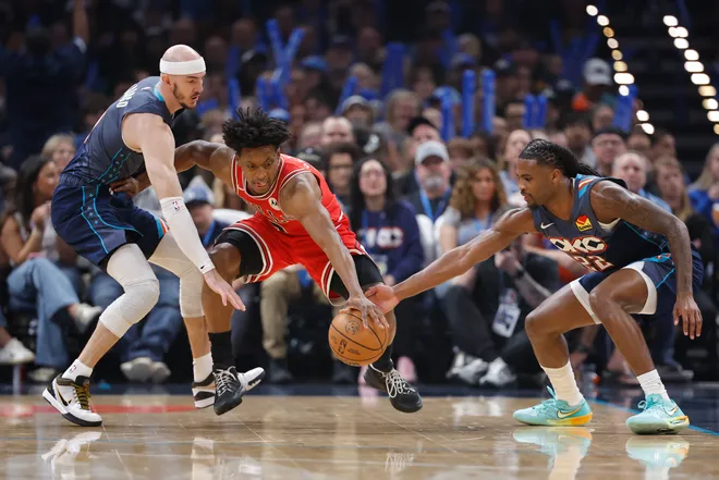 Mar 27, 2026; Oklahoma City, Oklahoma, USA; Chicago Bulls guard Collin Sexton (2) reaches for a loose ball between Oklahoma City Thunder guard Alex Caruso (9) and guard Cason Wallace (22) during the first quarter at Paycom Center. Mandatory Credit: Alonzo Adams-Imagn Images