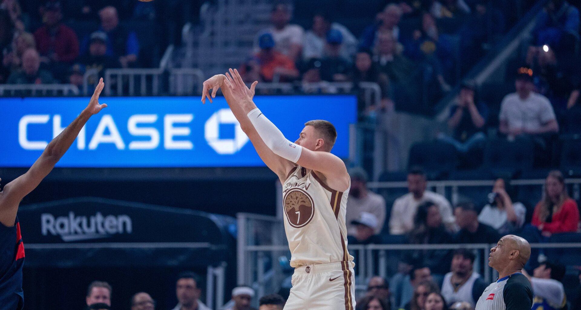 Kristaps Porzingis leads Warriors past Wizards for third straight win