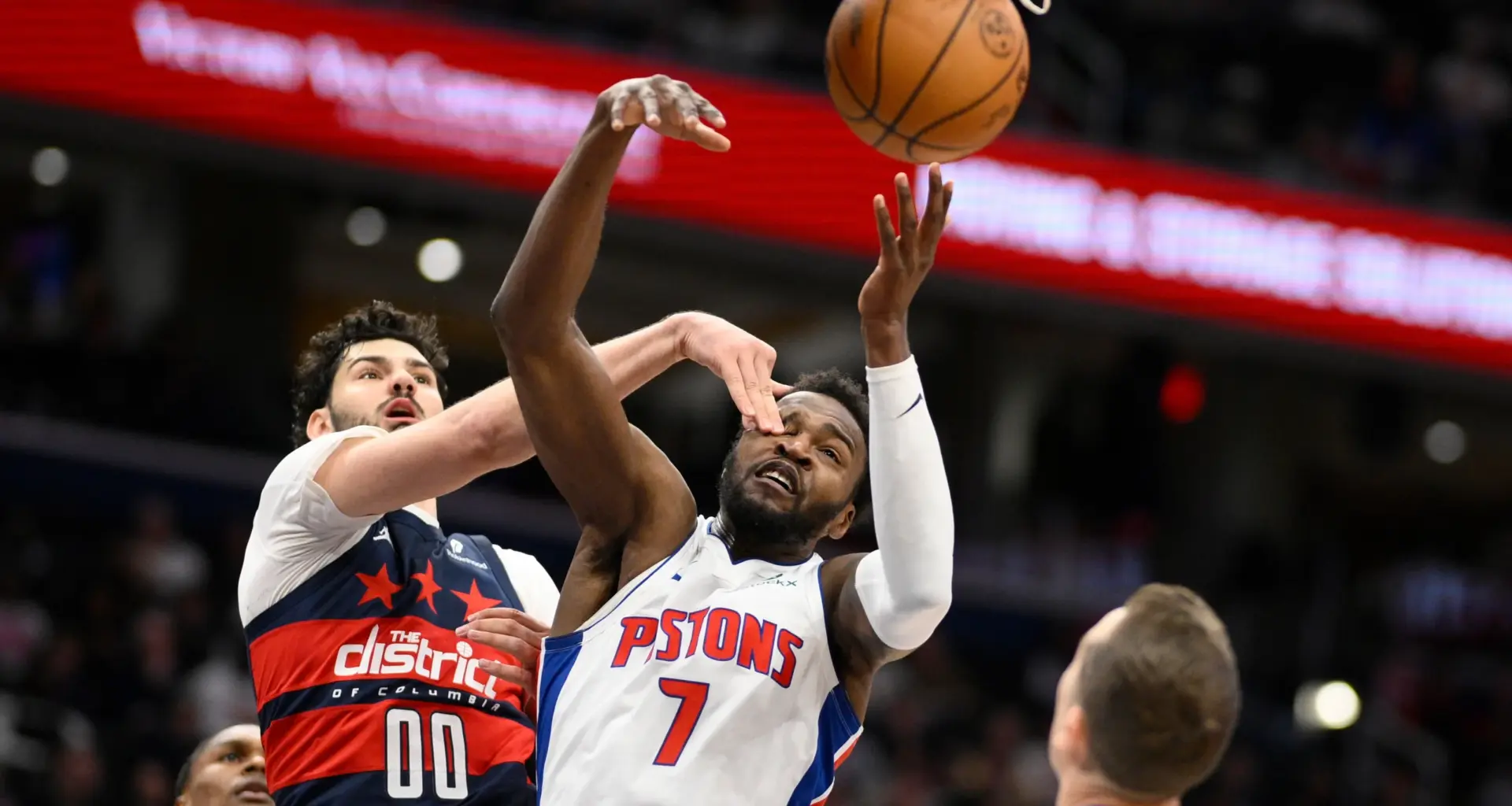 WASHINGTON — Sun Tzu once said, “The enemy cannot dunk if he cannot see”: Detroit Pistons forward Paul Reed (7) and Washington Wizards forward Tristan Vukcevic (00) battle for the ball during the first half of an NBA basketball game, Thursday, March 19, 2026, in Washington. Photo: Nick Wass/AP