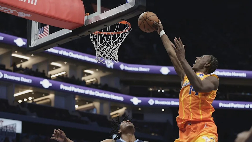 Moussa Diabaté dunking.