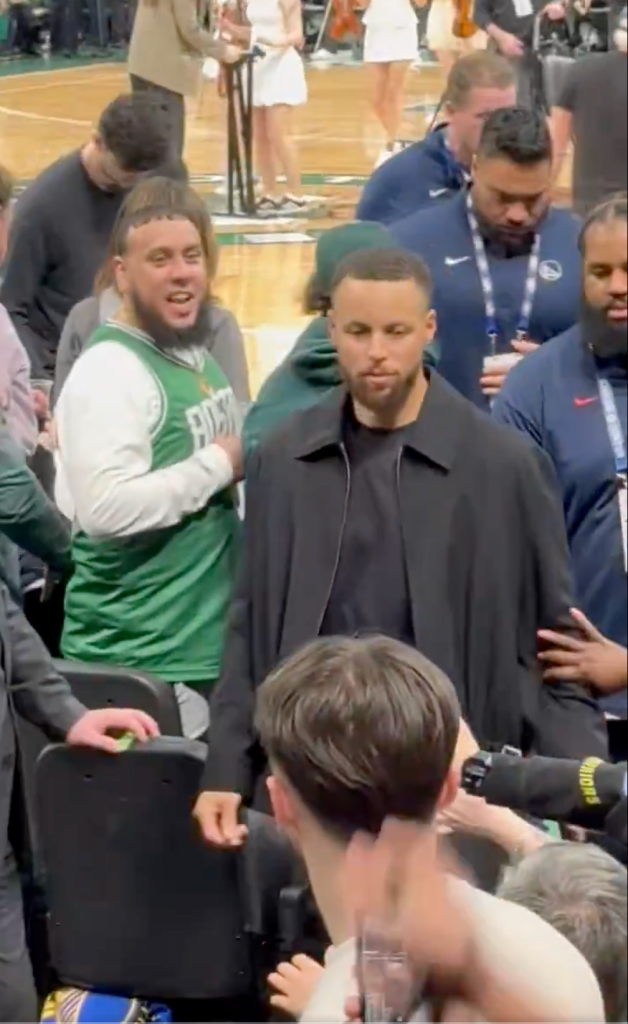 Stephen Curry is grabbed by a fan during Warriors-Celtics X, @KyleCelt33