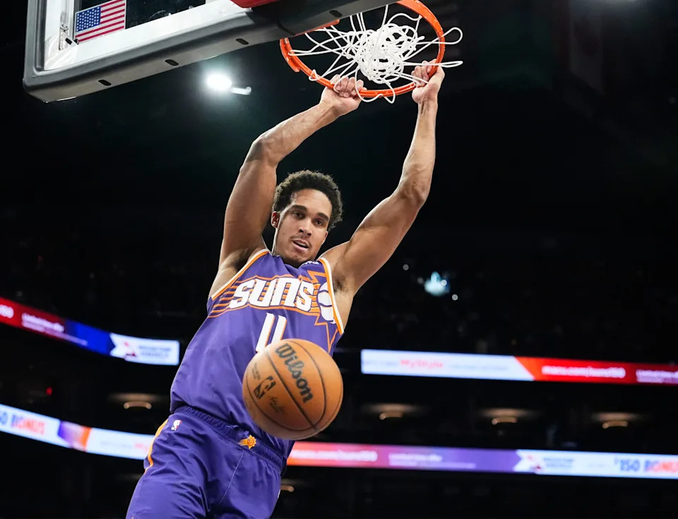 Phoenix Suns forward Oso Ighodaro (11) slam-dunks the ball against the Los Angeles Lakers at Mortgage Matchup Center on Feb. 26, 2026, in Phoenix.