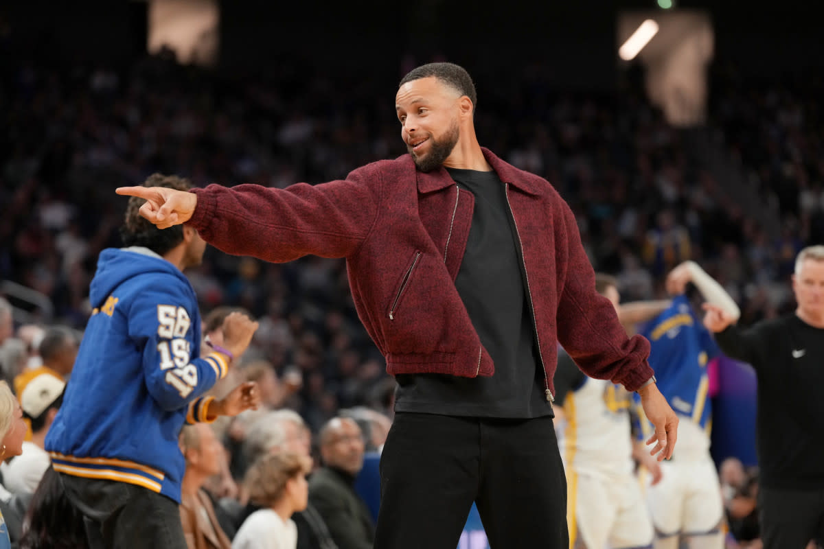Golden State Warriors guard Stephen Curry (30) points towards the team bench after the Warriors were called for a foul against the Minnesota Timberwolves.© Cary Edmondson-Imagn Images&NewLine;&NewLine;