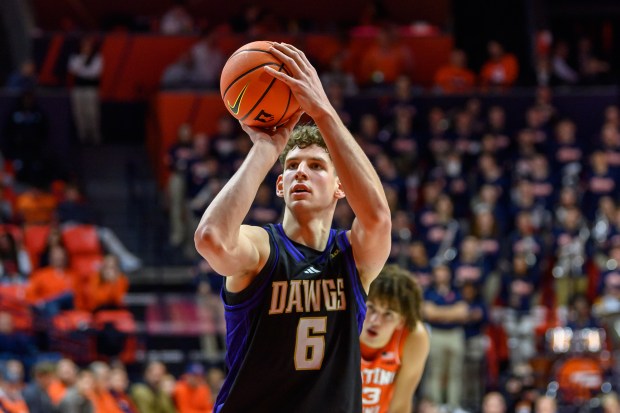 Washington forward Hannes Steinbach shoots during a game against Illinois on Thursday, Jan. 29, 2026, in Champaign. (AP Photo/Craig Pessman)