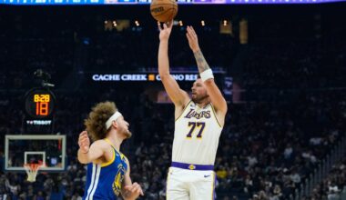 Lakers take charge at outset, run away from Warriors