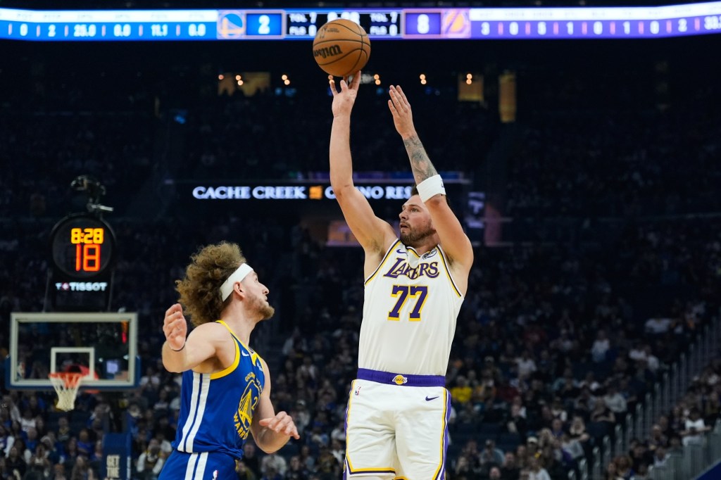 Lakers take charge at outset, run away from Warriors