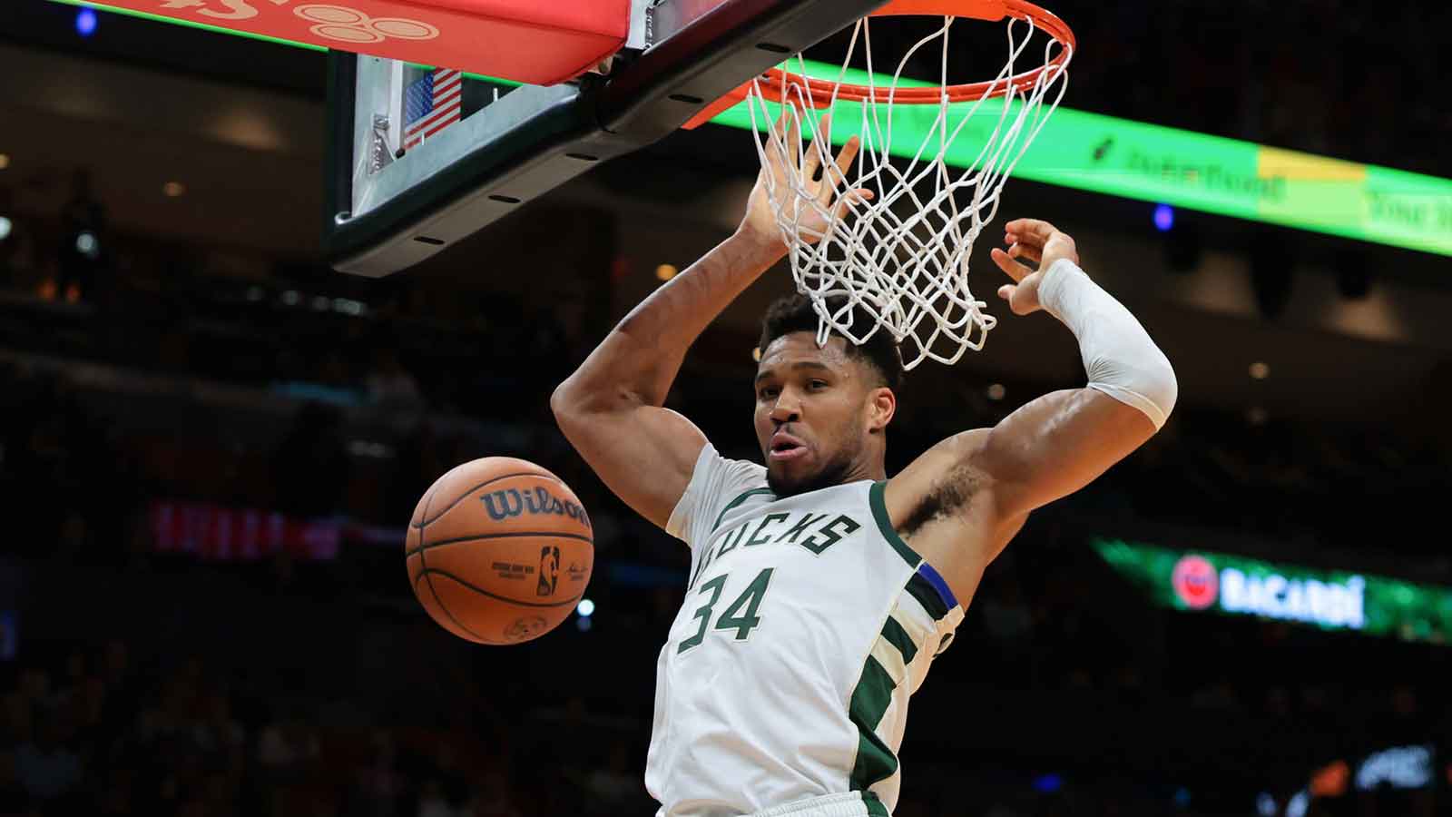 Bucks forward Giannis Antetokounmpo (34) dunks