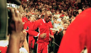 Michael Jordan returns to the Bulls