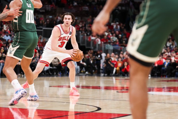 Chicago Bulls guard Josh Giddey (3) looks to pass the ball during the first quarter against the Milwaukee Bucks at the United Center on Sunday, March 1, 2026. (Eileen T. Meslar/Chicago Tribune)