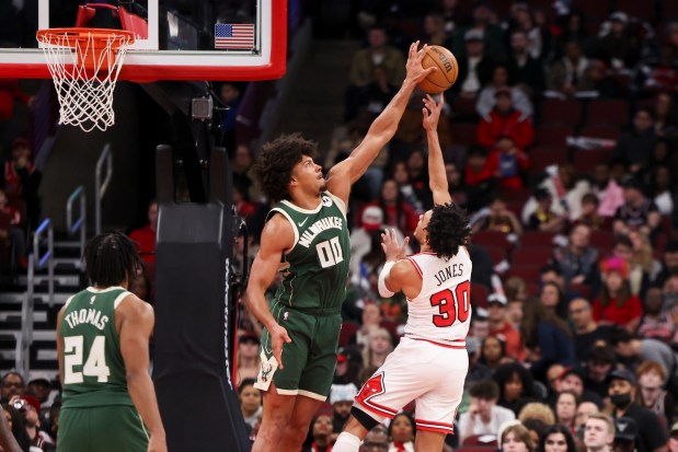 Milwaukee Bucks center Jericho Sims (00) blocks Chicago Bulls guard Tre Jones (30) during the third quarter at the United Center on Sunday, March 1, 2026. (Eileen T. Meslar/Chicago Tribune)