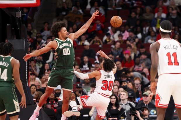 Milwaukee Bucks center Jericho Sims (00) blocks Chicago Bulls guard Tre Jones (30) during the third quarter at the United Center on Sunday, March 1, 2026. (Eileen T. Meslar/Chicago Tribune)