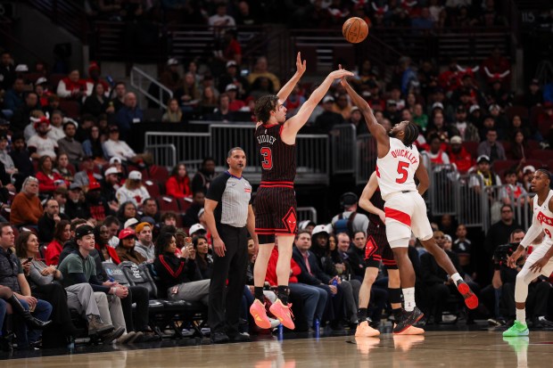 Chicago Bulls guard Josh Giddey (3) makes a three-point shot over Toronto Raptors guard Immanuel Quickley (5) during the first quarter at the United Center March 18, 2026 in Chicago. (Armando L. Sanchez/Chicago Tribune)